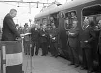 803459 Afbeelding van de ontvangst van president-directeur dr. ir. F.Q. den Hollander van de N.S. en zijn gevolg door ...